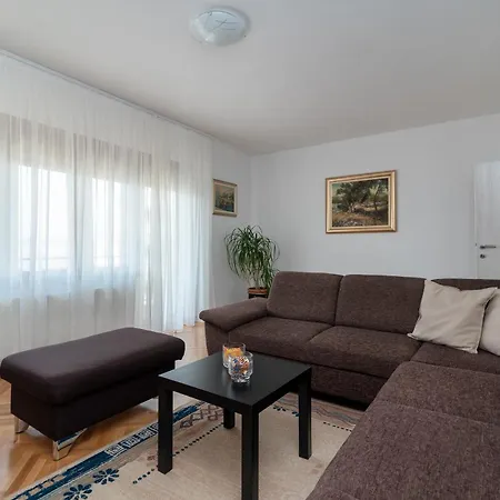Apartman Domi * تروغير