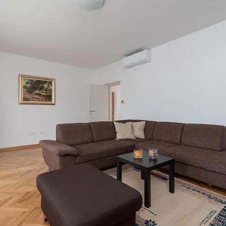 Apartman Domi Apartment *